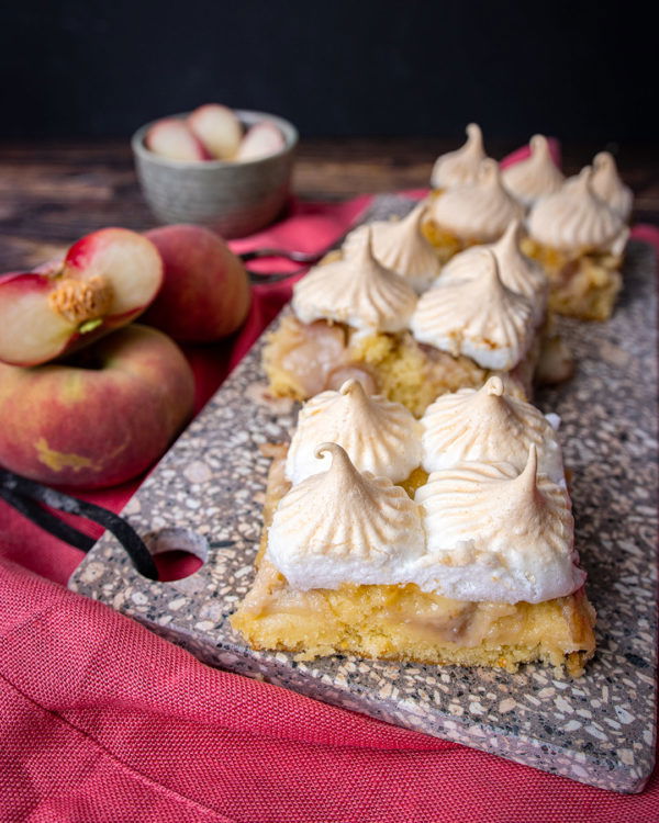 Pfirsichkuchen Vom Blech Mit Frischen Pfirsichen Und Baiser