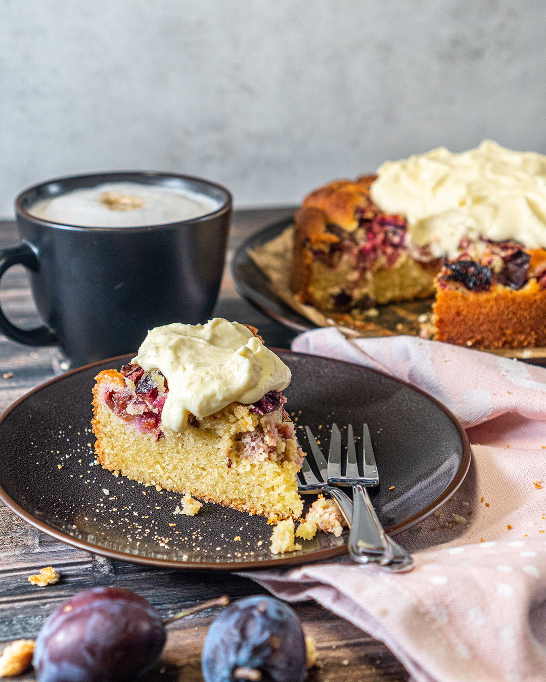 Einfacher Pflaumenkuchen mit Rührteig – mit Marzipanhaube