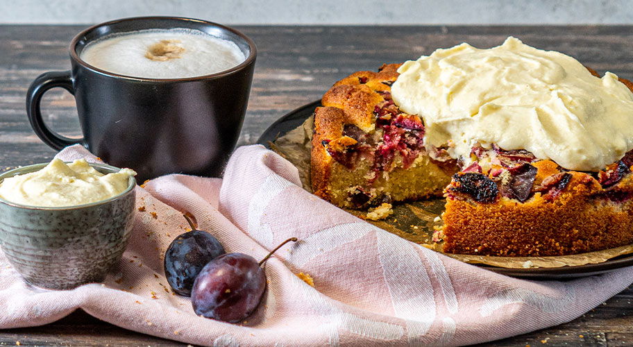 Einfacher Pflaumenkuchen mit Rührteig – mit Marzipanhaube