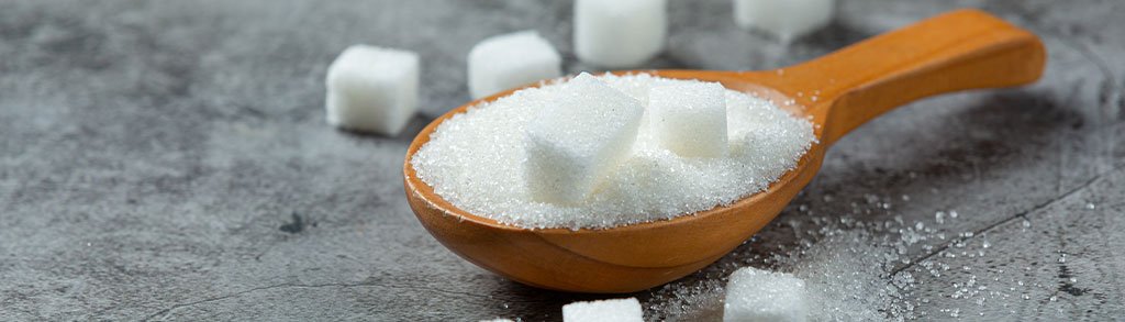Jeder kennt ihn, den berühmten weißen Zucker. Auch bekannt als Haushaltszucker oder raffinierter Zucker, ist er wohl in nahezu jeder Küche zu Hause. Während der weiße Zucker als sehr ungesund und kalorienreich gilt, wird brauner Zucker in diversen Produkten als gesündere Variante angepriesen. Doch ist brauner Zucker wirklich gesünder? Wir zeigen dir die Unterschiede von weißem und braunem Zucker.