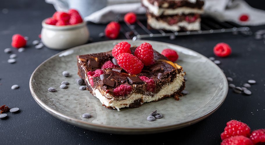 Dieses Cheesecake Brownies mit Himbeeren Rezept lässt eure Herzen höher schlagen. Unschlagbar schokoladig, cremig und lecker.