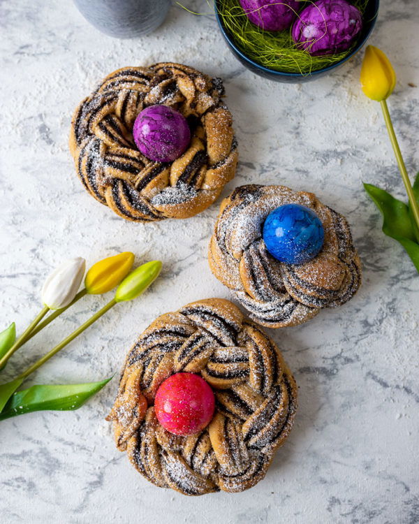 Hefekranz Rezept - süße Hefekränze mit Mohnfüllung und Osterei